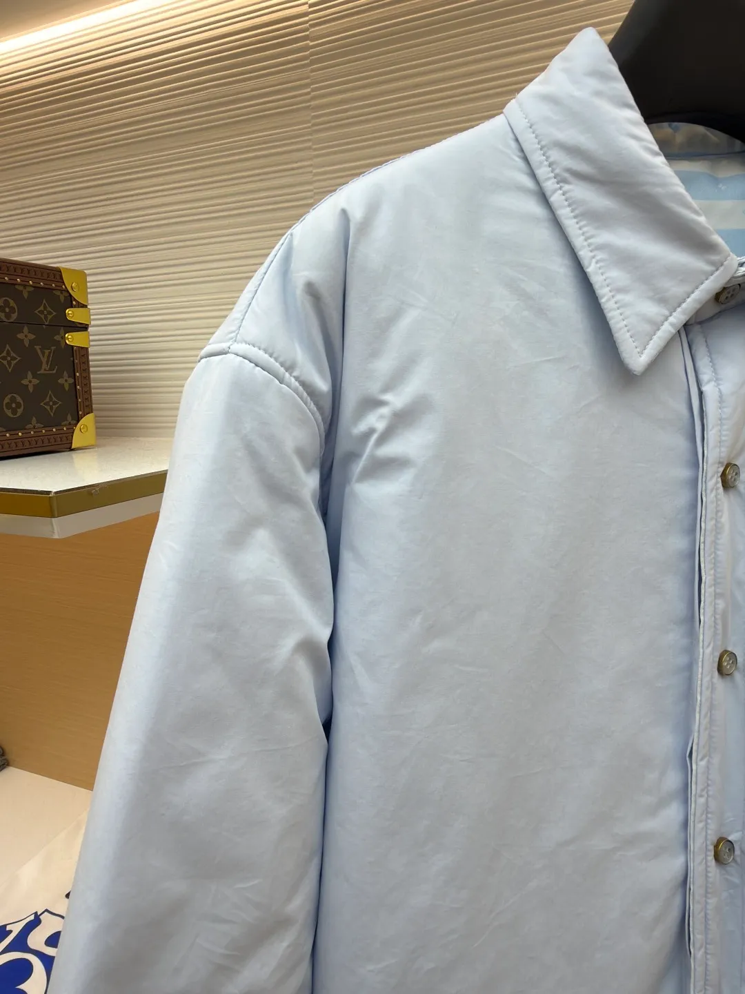 LOUIS VUITTON SKI Ski Series Lightly padded cotton long-sleeved cotton jacket ●Original version: Purchased and developed by 22889 ●Item number: 1682102-B25 ●Fabric: 100% cotton fabric ●Technology: Positioned cutting machine ●Color: blue ●Version: fitted version ●Weight: about 810 grams ●Size: S-M-L-XL ●Description: This Louis Vuitton shirt-style jacket is made of high-count combed cotton blend fabric. It has been pre-washed and treated with water to achieve a soft and skin-friendly feel, while also giving the fabric anti-wrinkle and easy care properties. The body of the garment is filled with a thin layer of warm cotton using quilting technology. The stitches are fine and even and arranged in a regular rhombus pattern, which not only ensures warmth but also prevents cotton batting from clumping and shifting. The front pocket is inlaid with a first-layer cowhide embossed badge. The LV classic logo is combined with the shield-shaped outline and is made through a heat-pressing shaping process. The edges are polished smooth and burr-free. The placket uses natural horn buttons, which are double-fastened with metal snaps to increase durability. The shoulders and side seams use hemming stitching technology, and the lines are neatly and symmetrically routed. The overall cut is a loose shirt silhouette, and every splicing is precisely aligned, showing the brand's exquisite clothing craftsmanship and details. The overall wiring is straight and delicate, the fabric is comfortable and soft, and the color is consistent without color difference. It can be matched with the same style to create a fashionable look and control various occasions. Customized accessories, complete with three standards, same style for men and women!